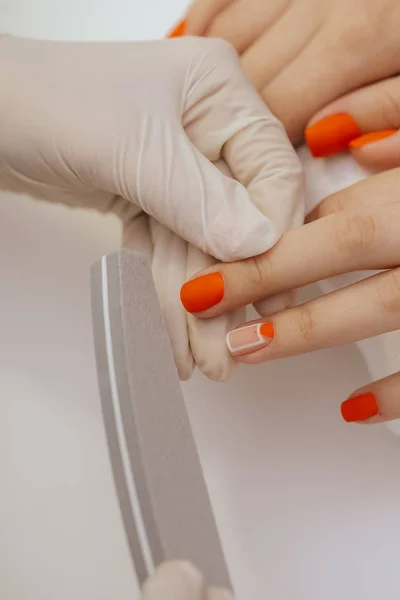 Trabajador Manicura Suavizar Las Uñas Los Clientes Con Lima Uñas —  Fotos de Stock