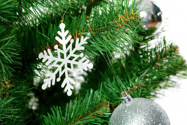 Kerstboom Met Ornamenten Close — Stockfoto