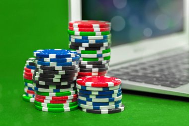 masada poker fişleri ve dizüstü bilgisayar görünümü kadar kapatın