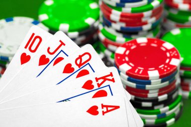 poker fişleri ve iskambil tablo seçici odak