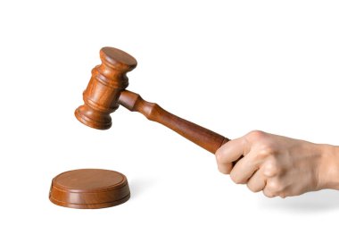 Ahşap hukuk beyaz arka plan üzerinde izole tokmak tutan el