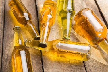 Bira şişeleri ahşap masada.