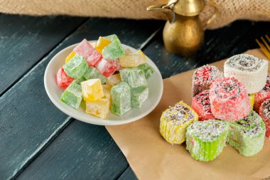 ahşap arka plan üzerinde geleneksel Doğu tatlılar