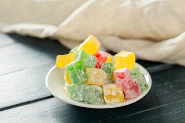 ahşap arka plan üzerinde geleneksel Doğu tatlılar