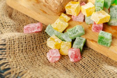 ahşap arka plan üzerinde geleneksel Doğu tatlılar