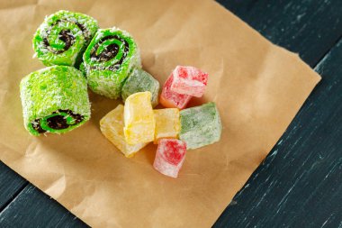 ahşap arka plan üzerinde geleneksel Doğu tatlılar