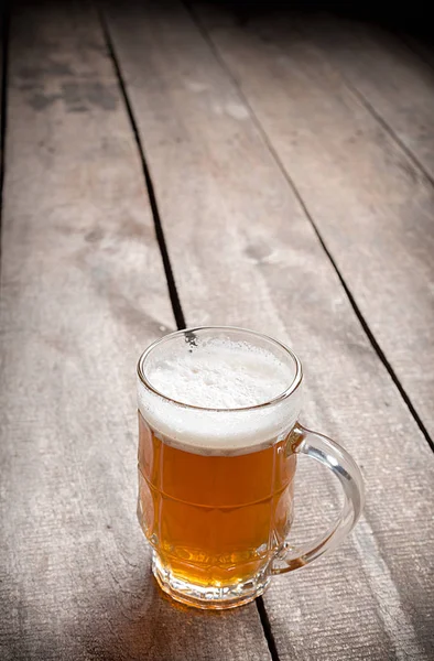木製のテーブルに美味しいビールのグラス — ストック写真