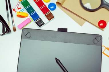 Kavram sanatçı masaüstü. Grafik tablet