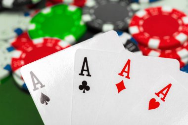 poker fişleri ve iskambil tablo seçici odak