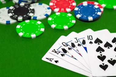 poker fişleri ve iskambil tablo seçici odak