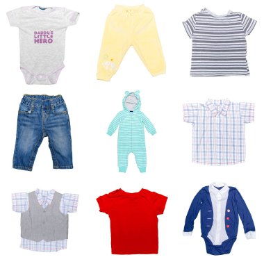 Beyaz bir arka plan üzerinde çocuk giysi koleksiyonu