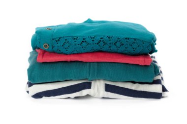 Beyaz arka plan, closeup elbise yığını