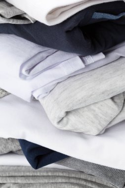 Beyaz arka plan, closeup elbise yığını