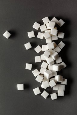 Kesme şeker üstten görünüm siyah arka plan üzerine 