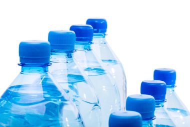 satır üzerinde beyaz izole saf su ile plastik şişe