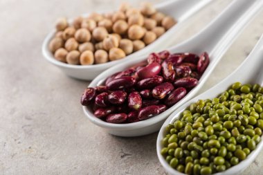 varicolored fasulye rustik zemin üzerine kaşık karışımı