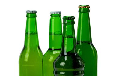 Yeşil bira şişeleri üzerinde beyaz izole kümesi