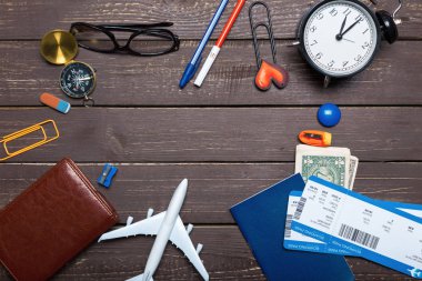 ahşap masa nesnelerde farklı gezgin