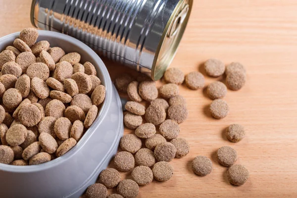 Scattered Pets Food Wooden Floor Bowl — Stock Photo, Image