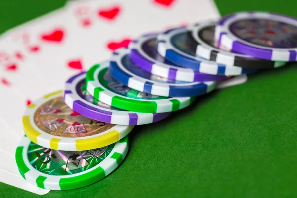 Selektivní Fokus Pokerové Žetony Karty Stole — Stock fotografie