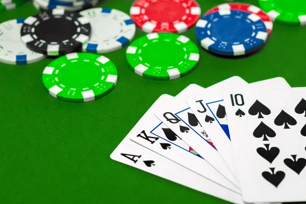 poker fişleri ve iskambil tablo seçici odak