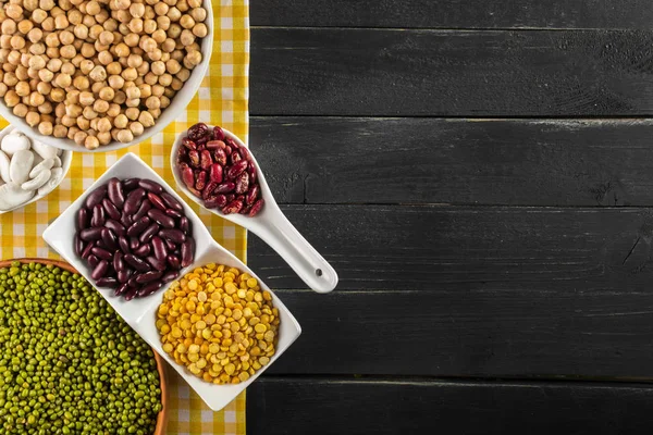 varicolored fasulye siyah arka plan üzerine karışımı