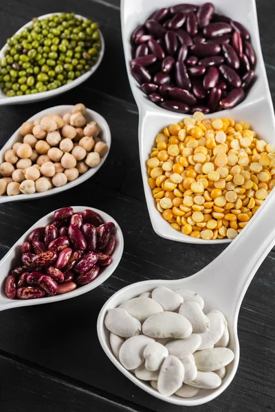 varicolored fasulye siyah arka plan üzerine karışımı