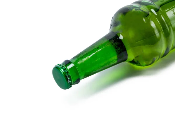 Κοντινό Πλάνο Πράσινο Μπουκάλι Μπύρας Λευκό Φόντο — Φωτογραφία Αρχείου