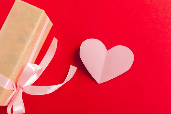 Mevcut Kağıt Kalp Kırmızı Arka Plan Mutlu Anneler Günü Kavramı — Stok fotoğraf