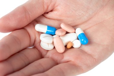 Beyaz arka plan üzerinde izole el hap