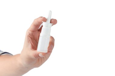 Beyaz arka plan üzerinde izole bir insan elinde burun spreyi