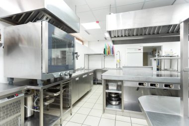 Bir restoranda modern mutfak ekipmanları