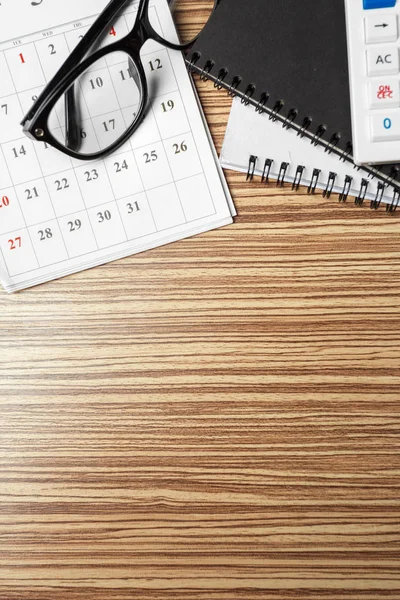 Primo Piano Dello Spazio Lavoro Con Calendario Aperto — Foto Stock