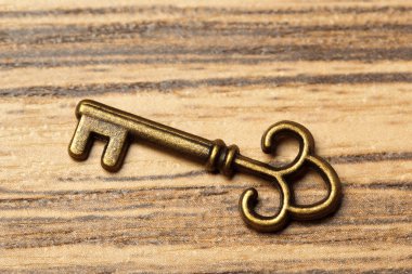 Eski anahtar ahşap masa üstünde kapatmak