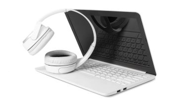 Laptop ve beyaz arka plan üzerinde izole kulaklık 