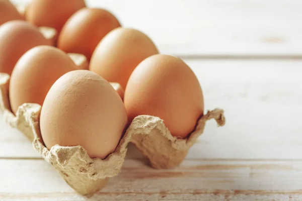 Paquete Huevos Sobre Fondo Madera — Foto de Stock
