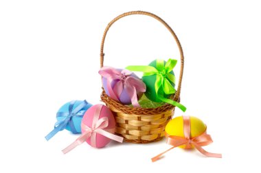 Beyaz arka planda izole edilmiş Paskalya yumurtaları