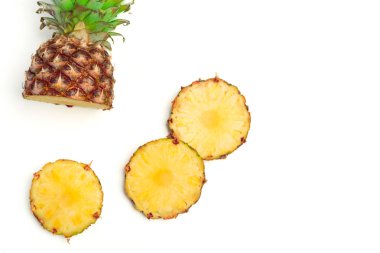 Beyaz arkaplanda izole edilmiş taze ananas