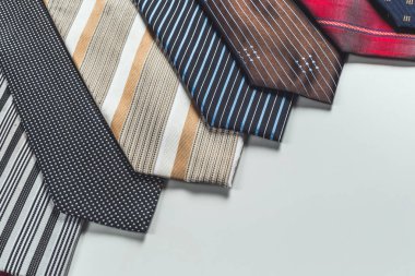 Ilişkilerin beyaz arka plan üzerinde yakın çekim