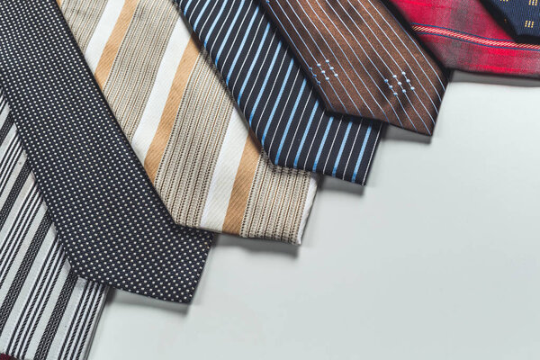 закрыть галстуки на белом фоне
