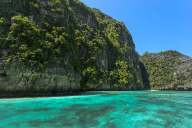 kayalar ve deniz arka plan üzerinde Kapat