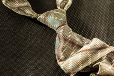 kravat koyu arka plan üzerinde yakın çekim