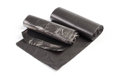 Beyaz arka plan üzerinde izole plastik çöp torbaları rulo
