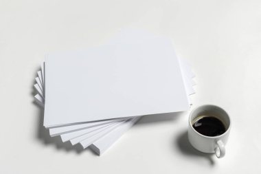 A4 kağıt ve kahve fincanı