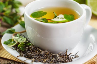 Siyah çay nane ile tahta masada bırakır