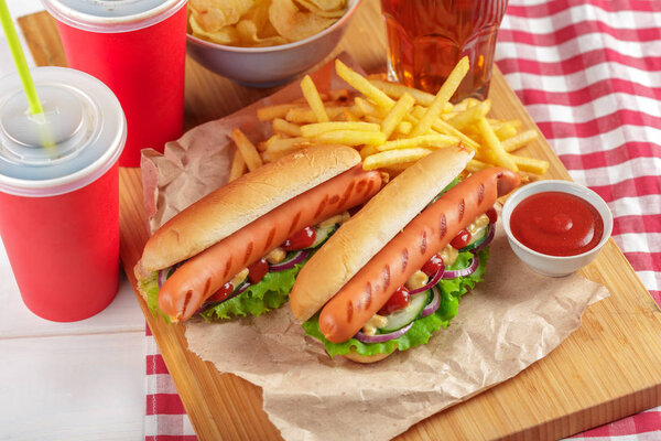 Свежие хот-доги на фоне дерева
