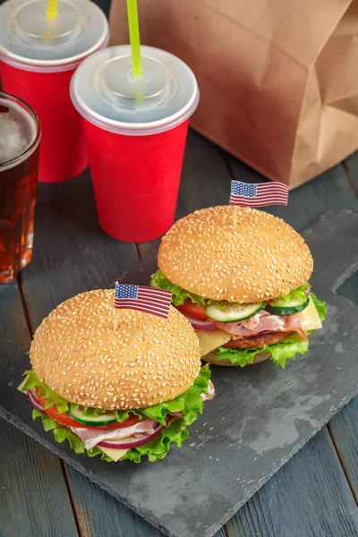 Fast Food Ahşap Bir Zemin Üzerine Yapımı Hamburger — Stok fotoğraf