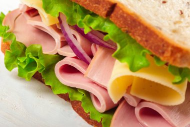 ahşap masa üzerinde taze İtalyan sandviç