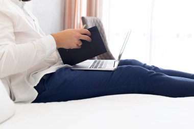 Bir otel odasında olgun iş adamı