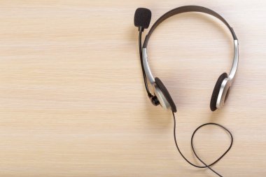 kopya alanı ile ahşap masa üzerinde mikrofon ile kulaklığı yakın çekim   